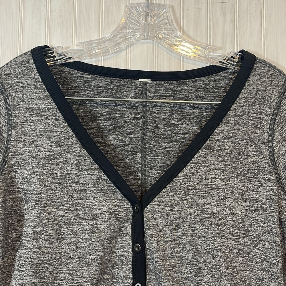 LULULEMON AWSOMA HENLY FINGER HOLES LONG SLEEVE 6 - Picture 4 of 8